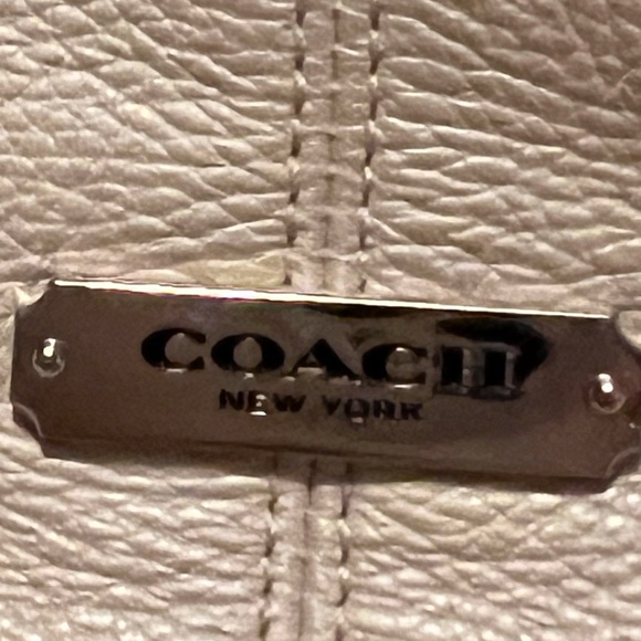 Coach Purse like brand new very immaculately clean - Picture 9 of 13
